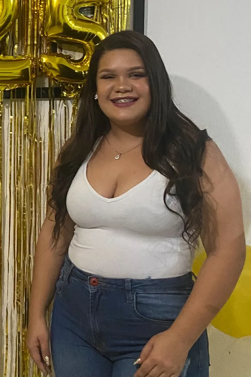 Aluna antes do acompanhamento, de regata branca e calça jeans