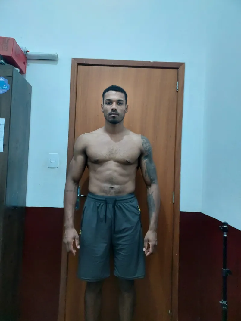 Wesley de frente, sem camisa, antes da consultoria, em janeiro de 2025