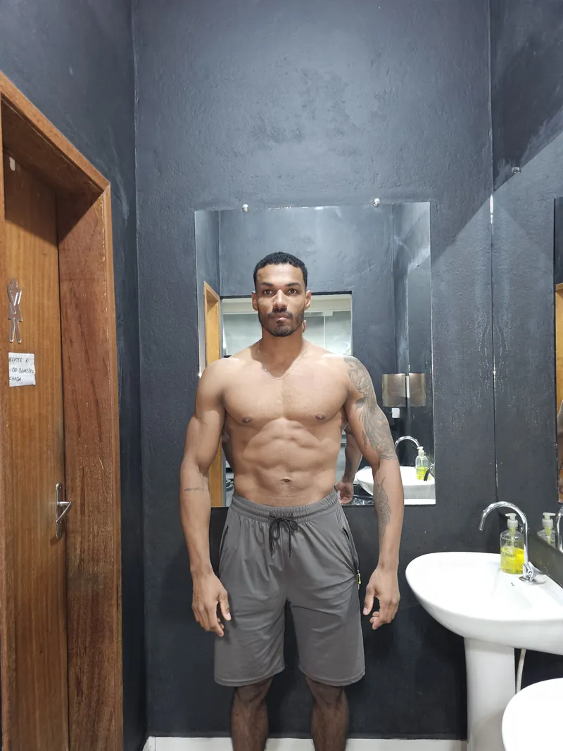 Wesley de frente em julho de 2025, com mais massa muscular no peito, nos ombros e nos braços e o abdômen mais definido